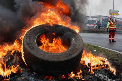Quema de neumáticos en Gonfreville-L'Orcher, cerca de Le Havre, durante las protestas por la reforma de las pensiones en Francia este martes.