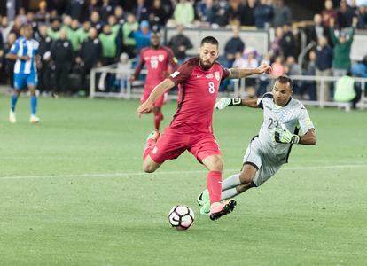 Clint Dempsey anota un gol ante Honduras en el Mundial de 2018.