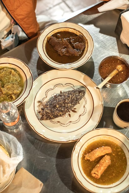 Mapa de los tesoros.
En la imagen, al norte: bistec con chile pasilla; al oeste: chicharrones en salsa verde; centro: el plato estrella, frijoles revueltos con huevo presentado en forma de croqueta gigante; al este: salsa de chile molcajeteado y café de puchero; y al sureste: longaniza en salsa verde.