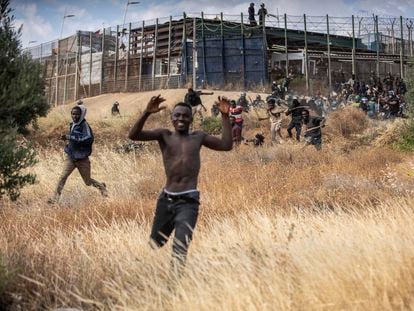 Un grupo de inmigrantes corren tras lograr cruzar la frontera de Melilla el pasado 24 de junio, durante el asalto que costó la vida al menos a 23 personas.
