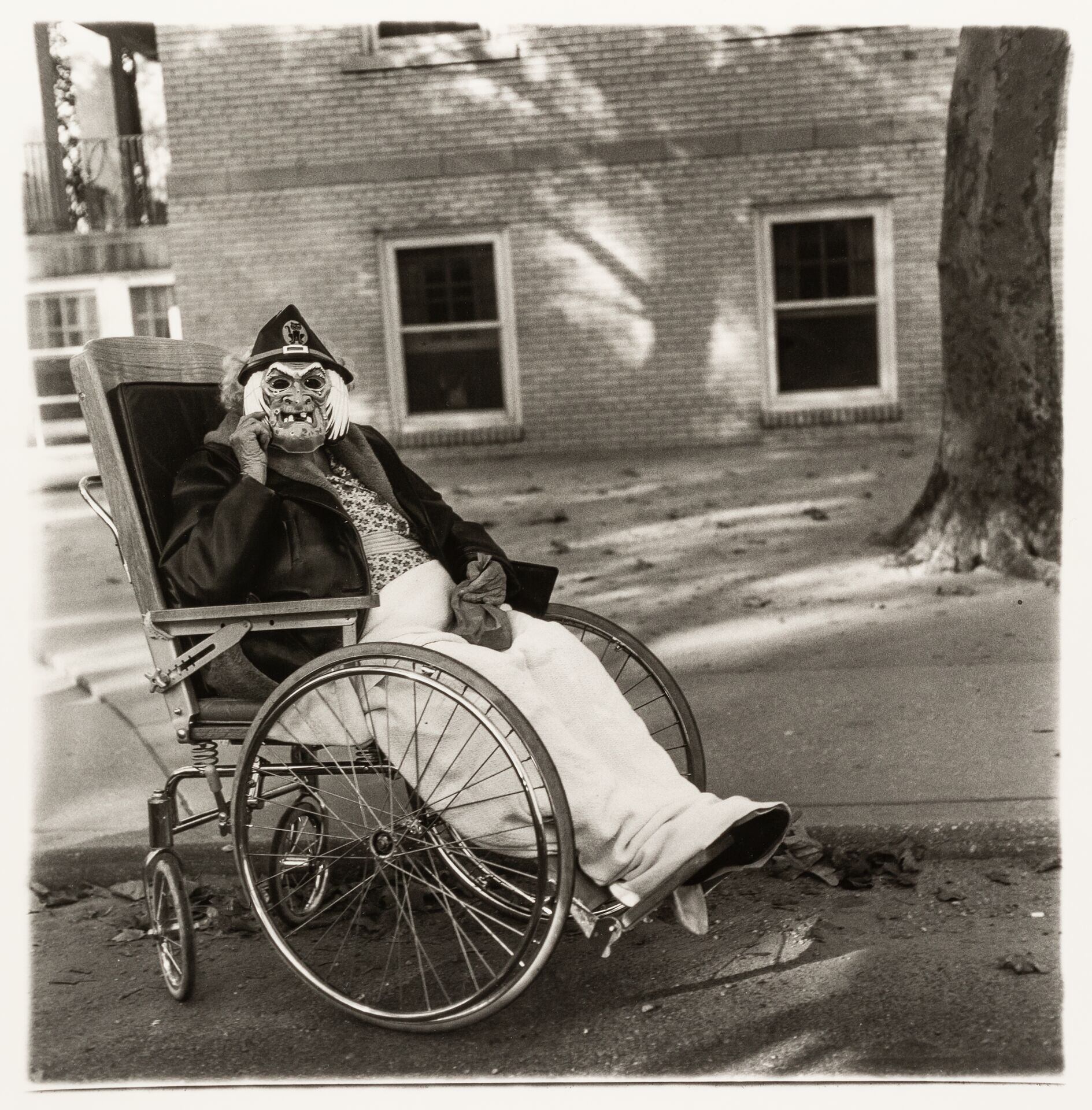 'Mujer con máscara en silla de ruedas, Pensilvania, 1970'.