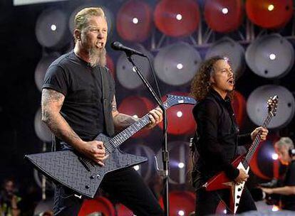 La formación californiana Metallica actuó en el Estadio de Wembley, Londres. En la foto, James Hetfield and Kirk Hammett.