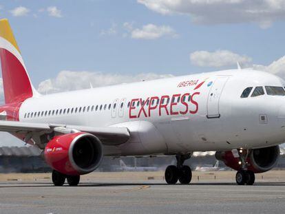 Avi&oacute;n A320 de Iberia Express en el aeropuerto de Barajas.