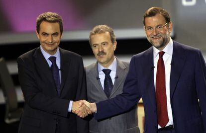 Los candidatos del PSOE, José Luis Rodríguez Zapatero, y del Partido Popular Mariano Rajoy, junto a Manuel Campo Vidal en la campaña de 2008.