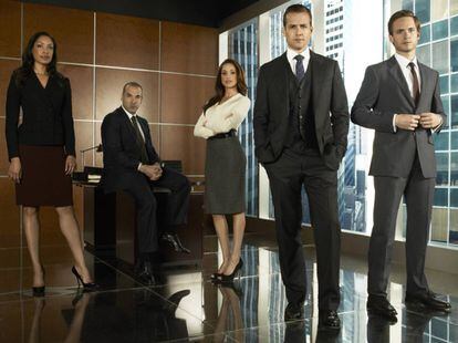 Imagen del elenco de la serie Suits.