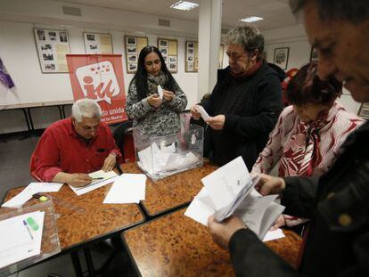 Militantes de IU participan en el refer&eacute;ndum del sabado 14 de marzo en la asamblea de Vallecas.