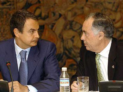 José Luis Rodríguez Zapatero (izquierda) conversa con el presidente de la FEMP, Heliodoro Gallego, en La Moncloa.