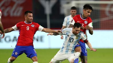 Chile cae entre dos jugadores chilenos.