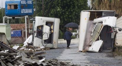 Un hombre pasea entre dos caravanas destrozadas por el temporal. 