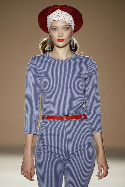 Model amb peces inspirades en el pop art de la marca Rita Row, formada per Imma Serra i Xènia Semis.
