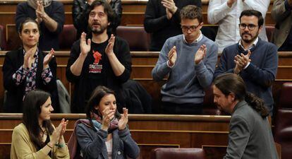 Diputados de Unidos Podemos aplauden a Pablo Iglesias tras su intervenci&oacute;n en el pleno monogr&aacute;fico de las pensiones.