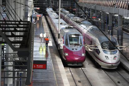 Dos trenes de alta velocidad de Renfe esta mañana en Atocha: un Avlo de bajo coste y un AVE convencional. La compañía está operando un 55% de la oferta de alta velocidad, respecto a cifra de 2019, mientras que la demanda está en el 30%.