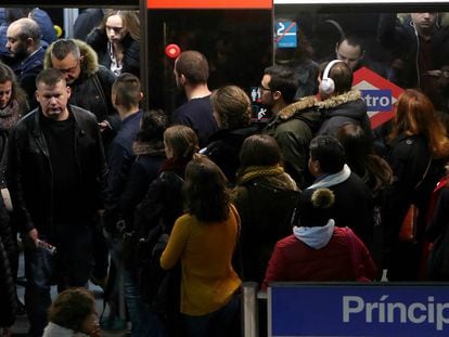 Andenes repletos en la estación de Príncipe Pío durante la jornada de huelga del pasado viernes. 