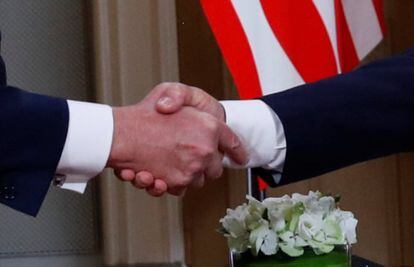 Detalle de las manos estrechadas de Donald Trump (izquierda) y Vladimir Putin.