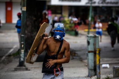 Un manifestante opositor en Caracas, este domingo.