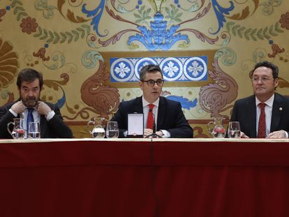 Vicente Guilarte, Félix Bolaños y Álvaro García Ortiz, durante la ceremonia de entrega de despachos a la 61ª promoción de acceso a la carrera fiscal, este lunes en el paraninfo de la Universidad Complutense de Madrid.