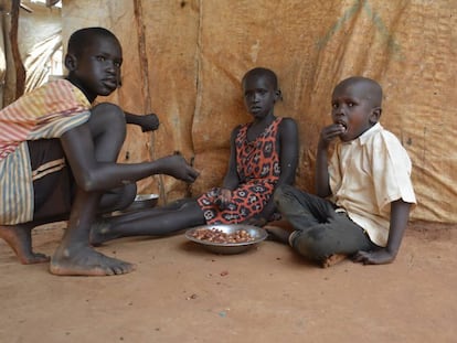 Unos niños almuerzan en Sudán del Sur.