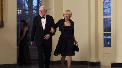 El magnate Warren Buffett y su esposa, Astrid Menks, en la Casa Blanca.