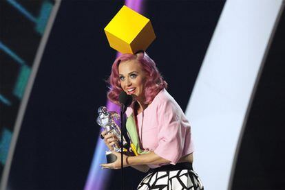 La cantante Katy Perry, en uno de los tres momentos en los que subió al escenario para recoger una estatuilla en los premios de los vídeos musicales de la MTV.