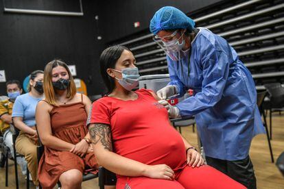 Una embarazada recibe una vacuna contra la covid en Medellín (Colombia).