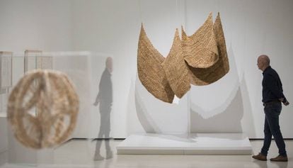 Dos de las obras de Aurèlia Muñoz que pueden verse en el MNAC: 'Esfera y plomos. Serie Homenaje a Gaudí' (1969) y 'Ente social' (1976).