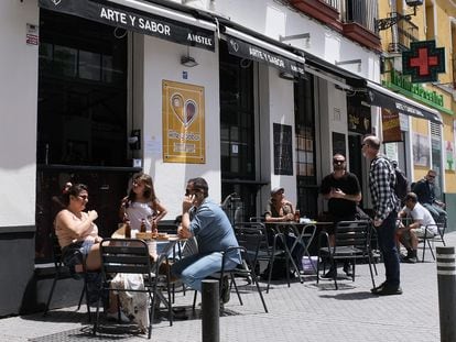 Varios sevillanos sentados en las terrazas de un bar de la capital andaluza.
