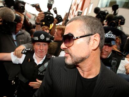 El cantante británico George Michael es escoltado fuera de Highbury Corner Magistrates Court en Londres