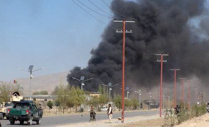 Una humareda se levanta desde la sede de Policía de la ciudad de Gardez (Afganistán), tras la explosión de varios coches bomba por los talibanes, este martes.