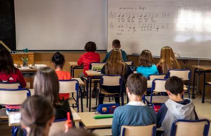 Estudiantes de primaria en una clase de Música, en una escuela de Valencia este pasado mes de marzo.