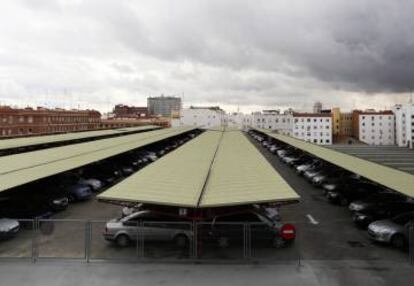 Parking en la azotea del edificio del Parque Movil del Estado, en Madrid.