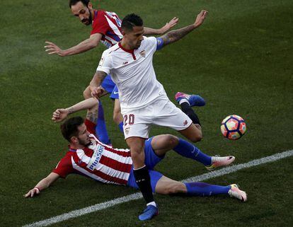 Vitolo maniobra contra Juanfran y Sa&uacute;l.