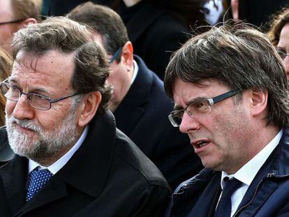 El jefe del Ejecutivo, Mariano Rajoy, y el presidente de la Generalitat, Carles Puigdemont, encabezan el acto de homenaje a las v&iacute;ctimas del accidente de Germanwings.