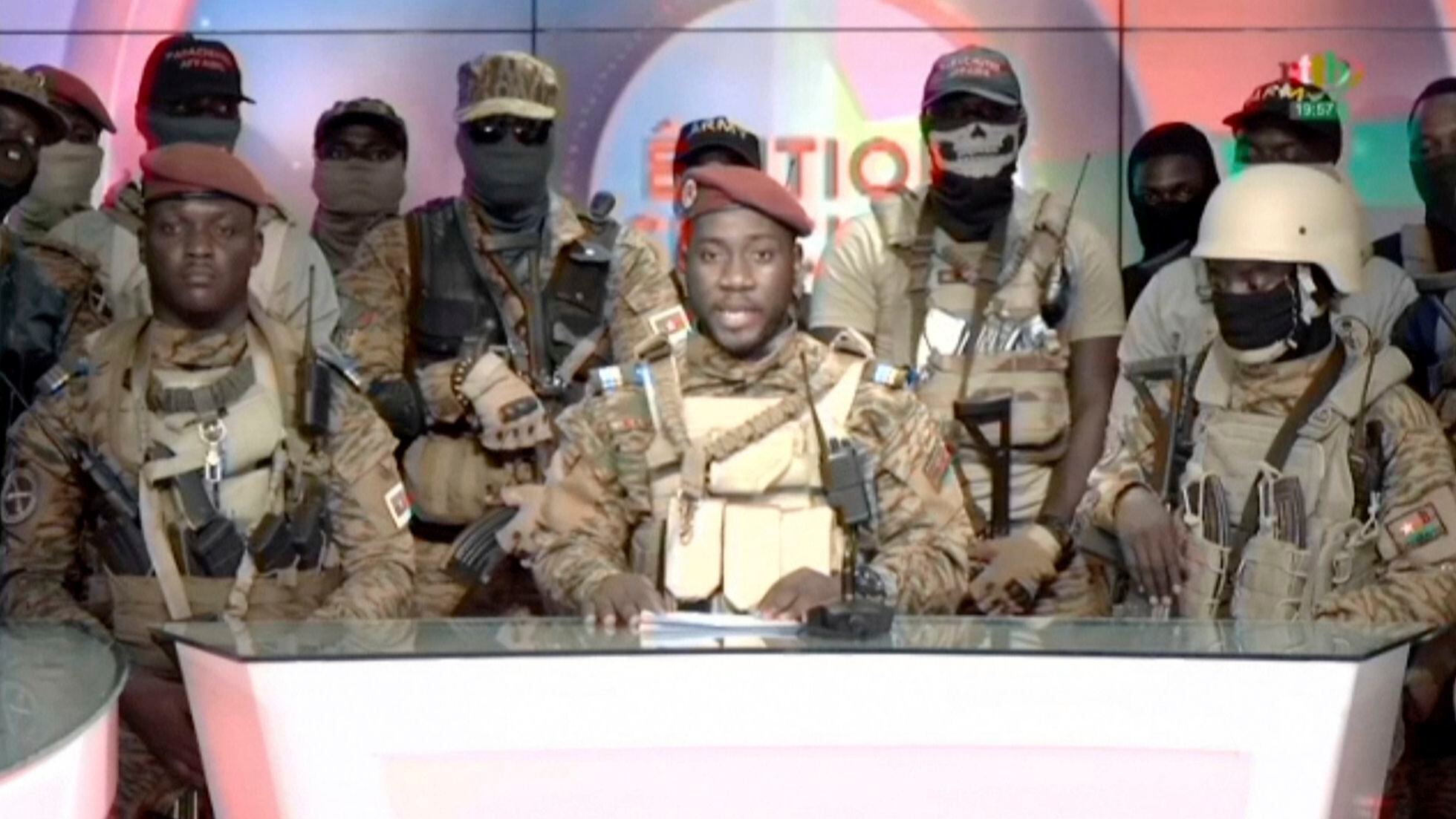 Captura de vídeo de la televisión pública burkinesa RTB donde los militares golpistas declaran que han tomado el poder, este viernes en Uagadugú.