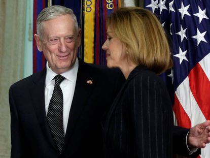 El secretario de Defensa de EEUU, James Mattis, y la ministra Mar&iacute;a Dolores de Cospedal en el Pent&aacute;gono el 23 de marzo.