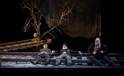 De izquierda a derecha, Pepe Viyuela, Alberto Jiménez y Fernando Albizu en 'Esperando a Godot'.