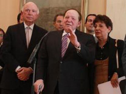 Sheldon Adelson junto el consejero delegado de Las Vegas Sand, Michael Leven, y el presidente de la Comunidad de Madrid, Ignacio González