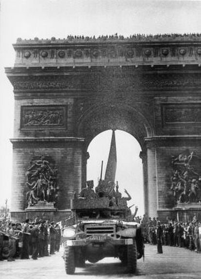 El vehículo 'Amiral Buiza', comandado por el sargento Manuel Morillas (a la izquierda) en los Campos Elíseos de París el 26 de agosto de 1944.