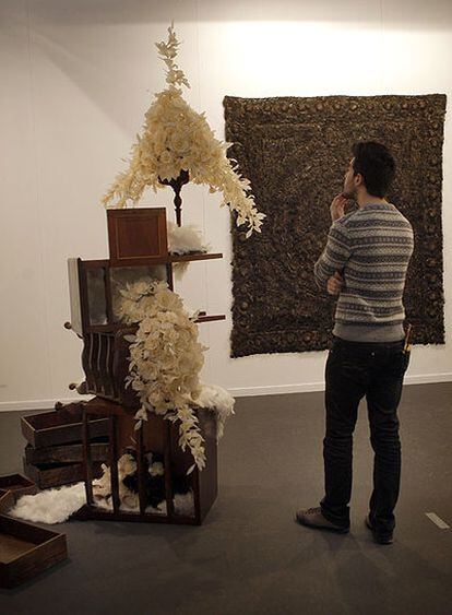 Dos obras hechas con plumas, de la artista Jodie Carey, expuestas en la pasada edición de Arco.