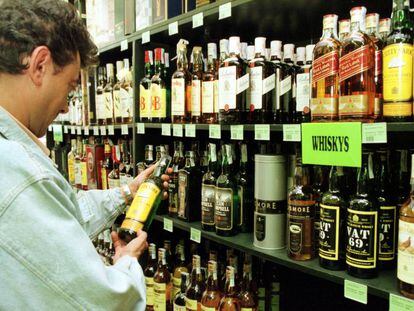 Bebidas alcoh&oacute;licas en un supermercado. 