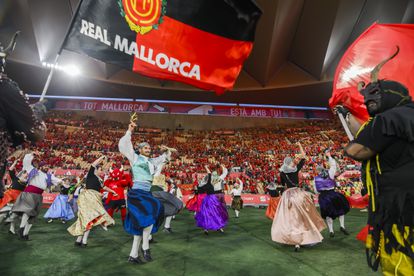 Espectáculo en el fondo mallorquín antes de la final de la Copa del Rey de fútbol que se celebra esta noche en el estadio de La Cartuja, en Sevilla. 