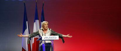 La presidenta del ultraderechista Frente Nacional franc&eacute;s, Marine Le Pen, se dirige a sus seguidores el domingo en Par&iacute;s. 