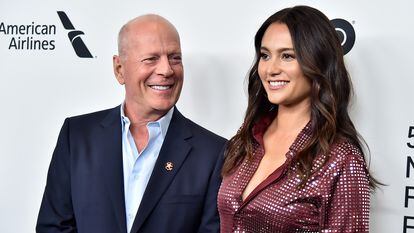 Bruce Willis y su esposa Emma Heming Willis, en 2019.