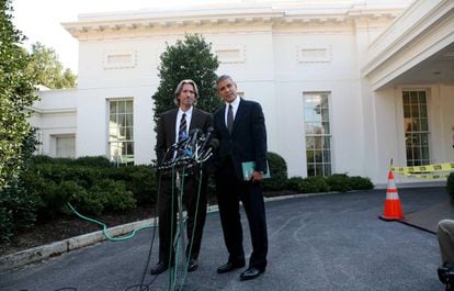 John Prendergast y George Clooney, a su salida de una reunión con el presidente Obama en la Casa Blanca, en octubre de 2010.