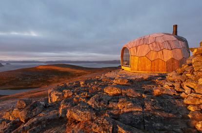 En la montaña de Storfjellet de Noruega, los arquitectos del estudio Spinn y los ingenieros de Format levantaron Varden, un refugio inspirado en el aspecto facetado de la cima.