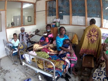 Una unidad del departamento de pediatría del Hospital de Kamuzu, donde las camas se comparten por tres o cuatro hijos y por sus madres.