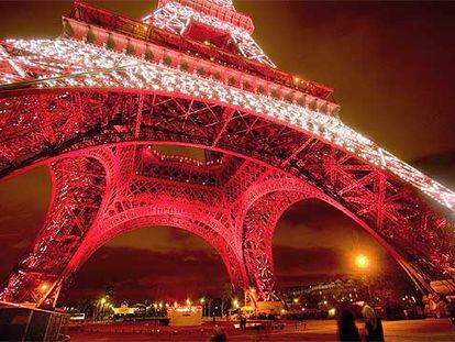 Los principales monumentos de París se iluminan para recibir el año nuevo (como la Torre Eiffel, que se vistió de rojo con motivo de la visita del presidente de China, Hu Jintao, el año pasado).
