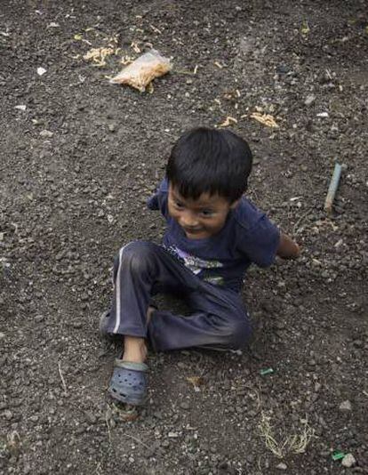 Un niño juega en el piso en Chiapas.