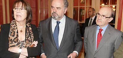 La ex ministra Rosa Conde junto con Ignacio Polanco, presidente del Grupo Prisa y Francisco Vallejo, presidente del Banco Urquijo (Grupo Sabadell)
