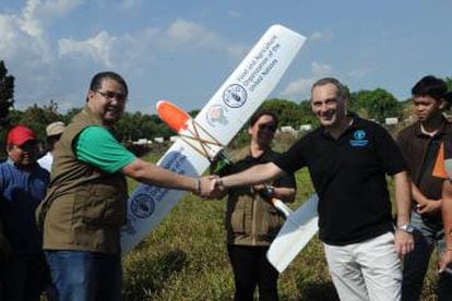 Christopher Morales (izquierda), director de Agricultura de Filipinas y José Luis Fernández, representante de FAO en el país, posan junto a un dron de programa.