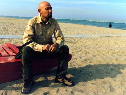 Pantani, en la playa de Cesenatico, semanas despu&eacute;s de ganar el Toru del 98. 